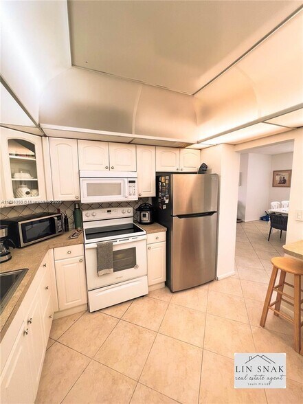 Building Photo - 300 Bayview Dr