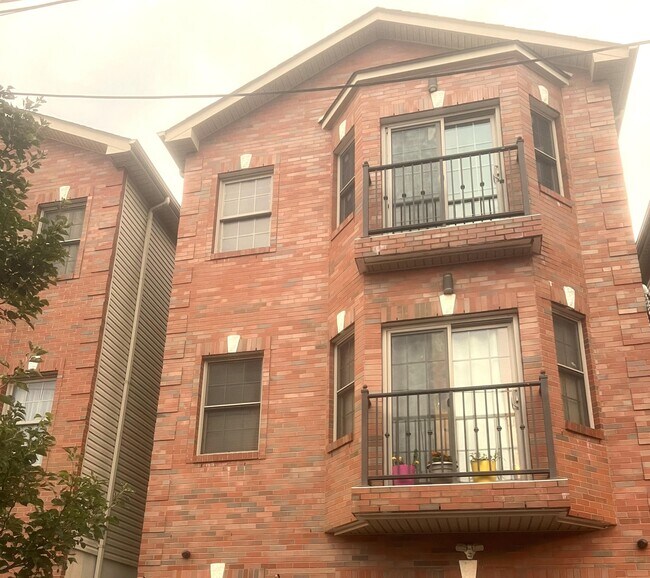 Building Photo - 144 Logan Ave