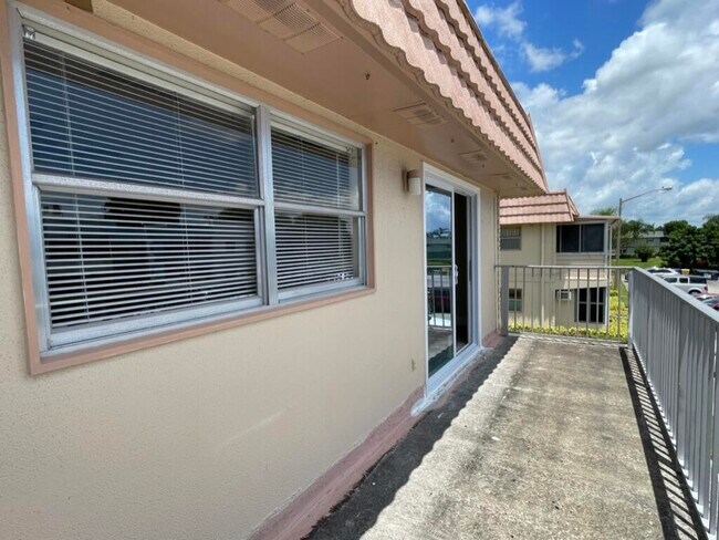 Building Photo - 472 Saxony Way