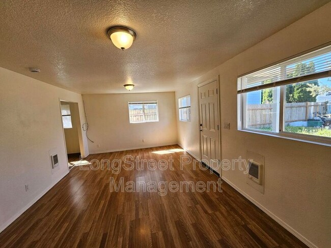 Building Photo - 4553 NE 105th Ave