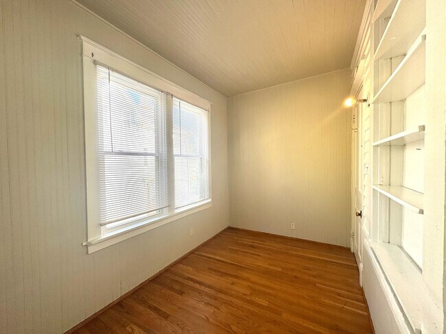 Building Photo - 30 Conklin St