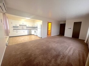 Building Photo - Extra Large 2 bedroom 1.5 Bath Centrally Located Large Apartment