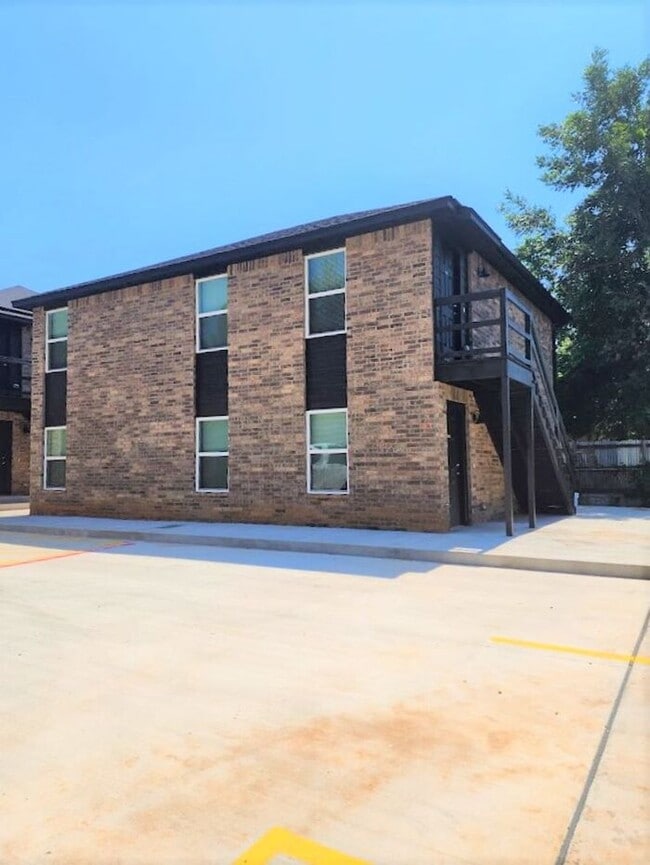 Building Photo - New 3 Bed 2 Bath Duplexes SW 40th & Shields Blvd