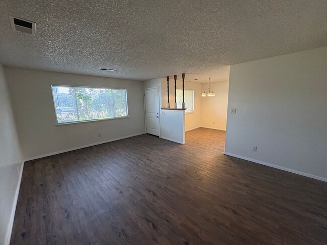 Building Photo - Spacious NW Visalia Home Rent Ready!