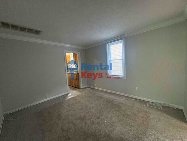 Building Photo - Two Bedroom House | Detached Garage