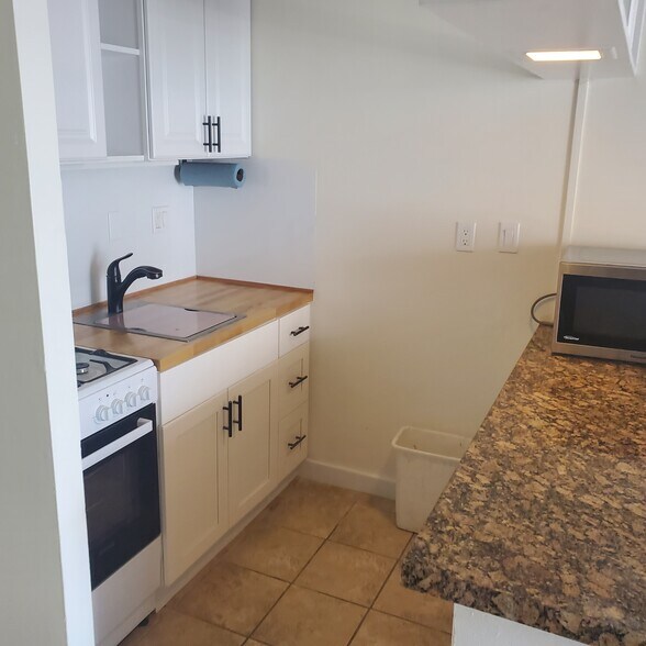 Building Photo - 821 1/2 Coronado Ct