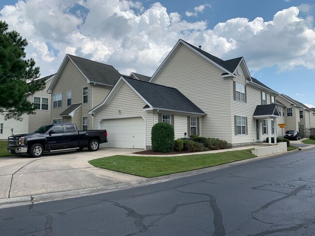 Building Photo - 3 Bedroom 2 Bathroom Single Family Condo