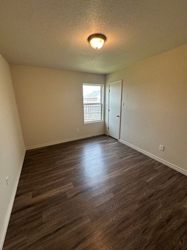 Building Photo - 3 Bedroom / 2 bathroom