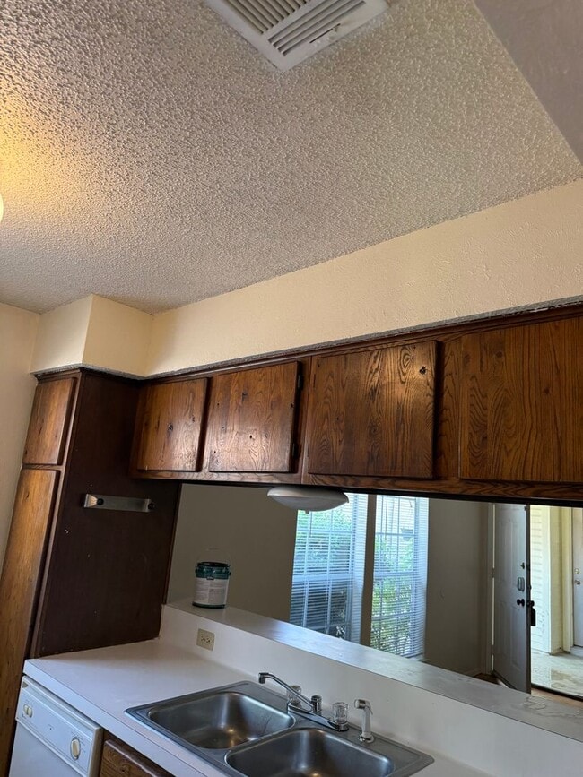 Building Photo - North Austin Duplex: Two Weeks FREE!!!