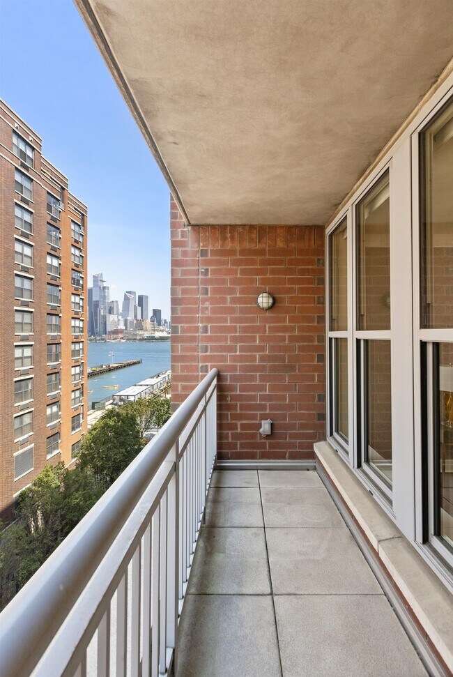 Building Photo - 1125 Maxwell Ln