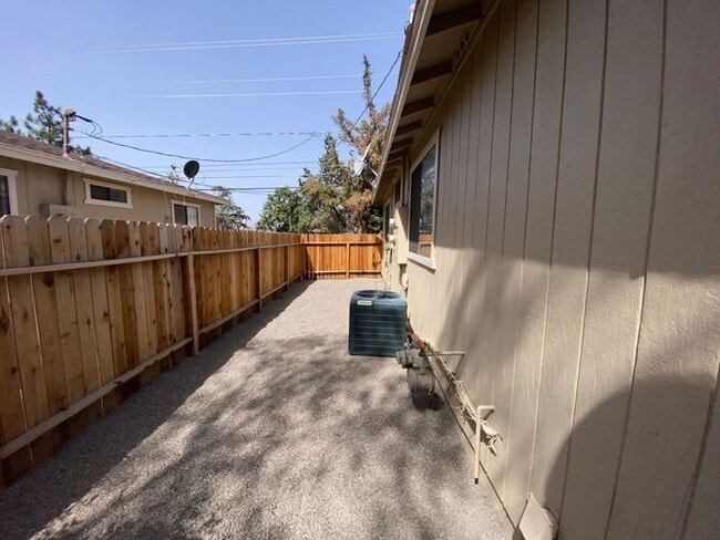 Building Photo - Reno Duplex - Pet Friendly, Garage, Dishwa...