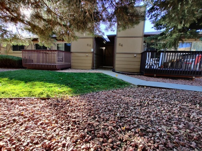 Building Photo - Great 2 bedroom single level townhome in quiet neighborhood