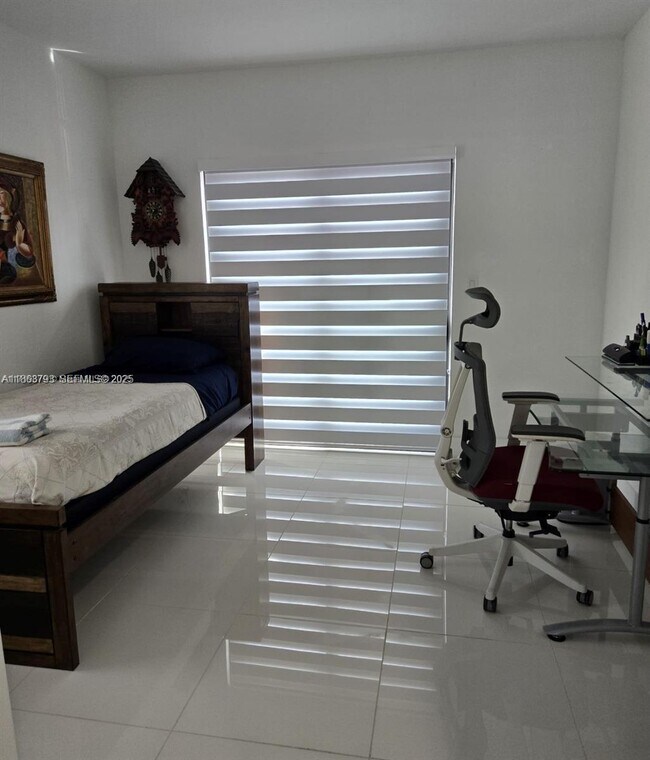 Building Photo - 249 NW 12th Ct