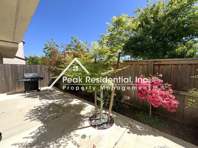 Building Photo - Updated Elk Grove 3bd/2.5ba Home with 2 Ca...