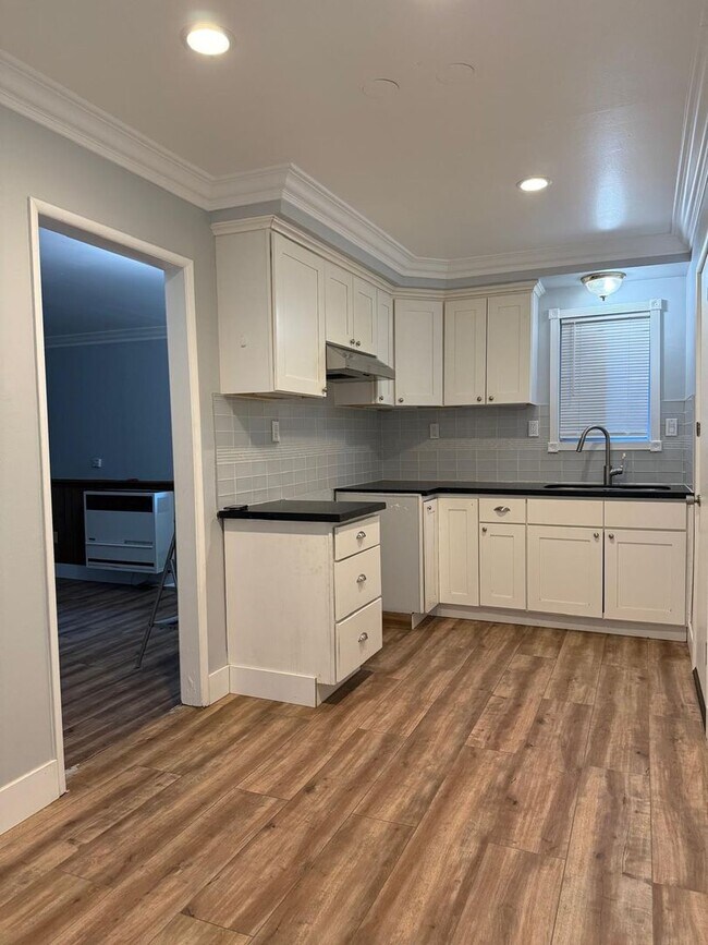 Building Photo - CR2398