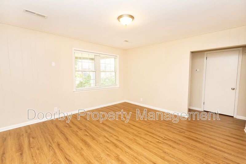 Building Photo - 207 Memorial Dr