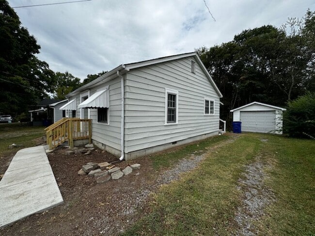 Building Photo - 2 Bedroom 1 Bath House with garage