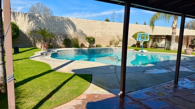 Building Photo - STUNNING POOL HOME IN SOUTHWEST BAKERSFIELD