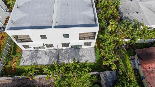 Building Photo - 3294 SW 15th Ave