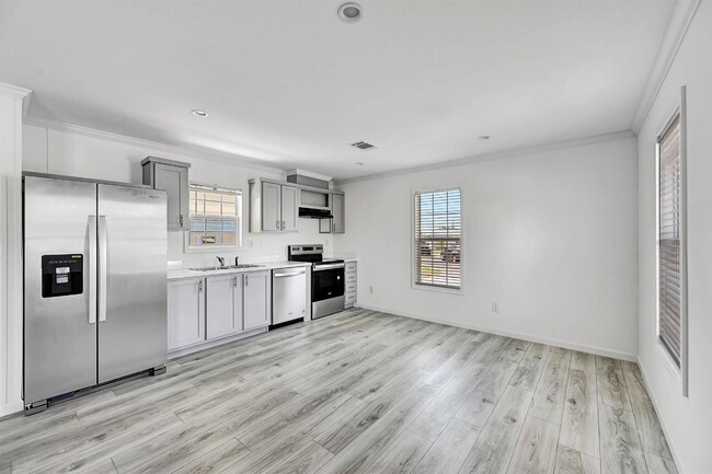 Building Photo - 2410 Skyview St