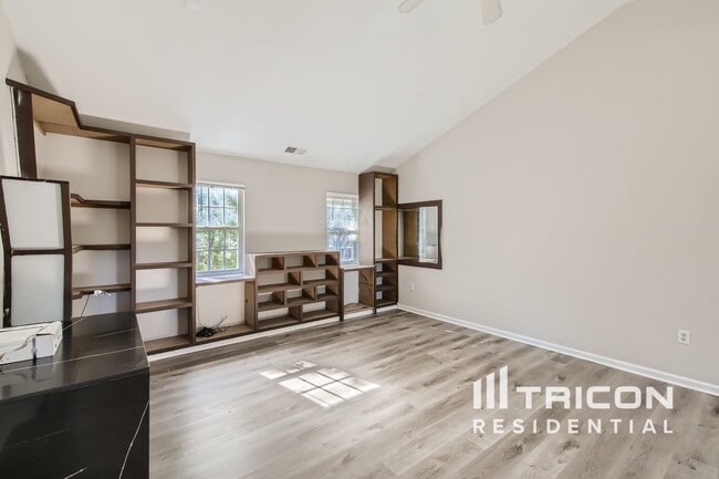 Building Photo - 9022 Jaldena Dr