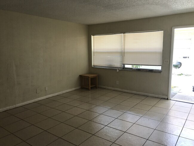 Building Photo - Large 2-1 with central air