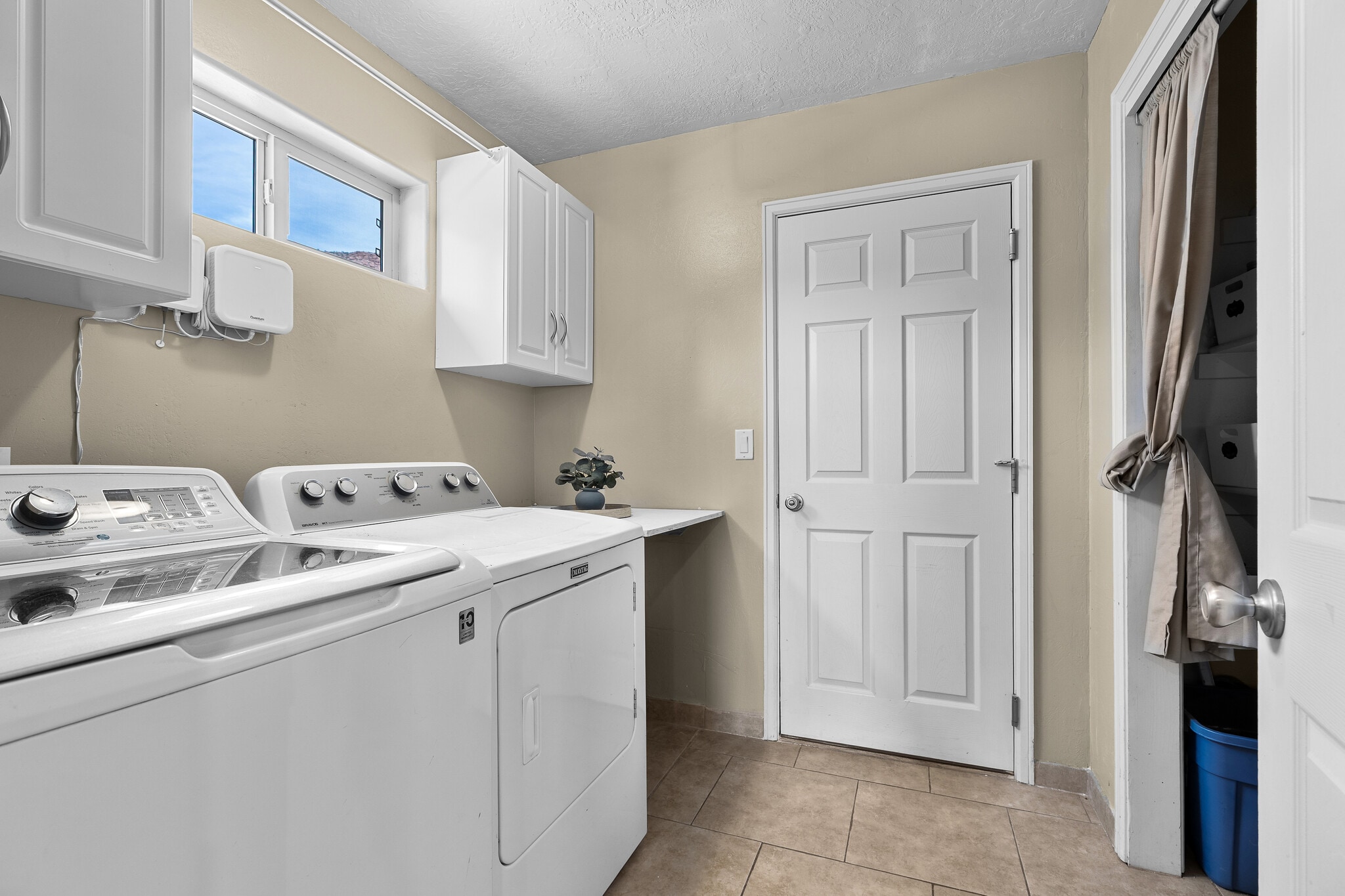 Building Photo - 225 N Falcon Ct