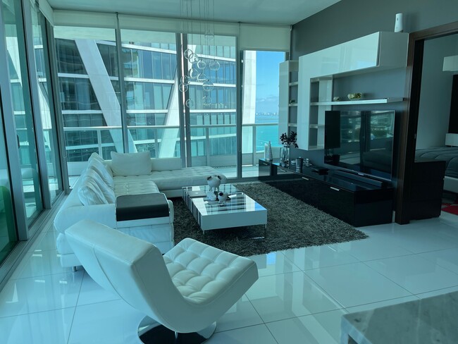 Building Photo - 900 Biscayne Blvd