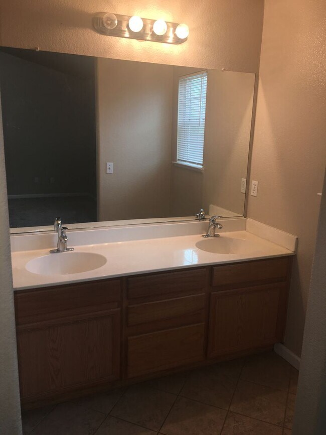 Building Photo - Move-In Special 1/2 Off the First Months Rent