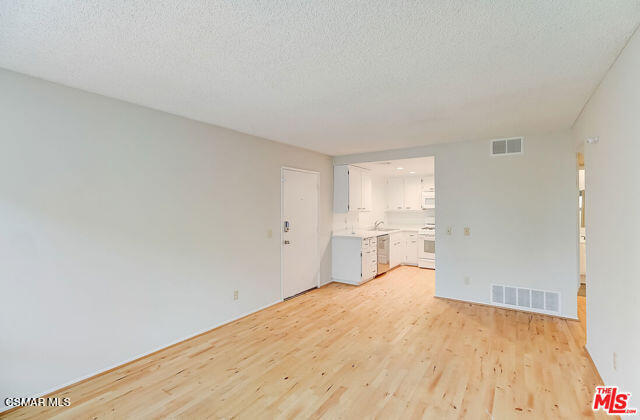 Building Photo - 1348 E Hillcrest Dr