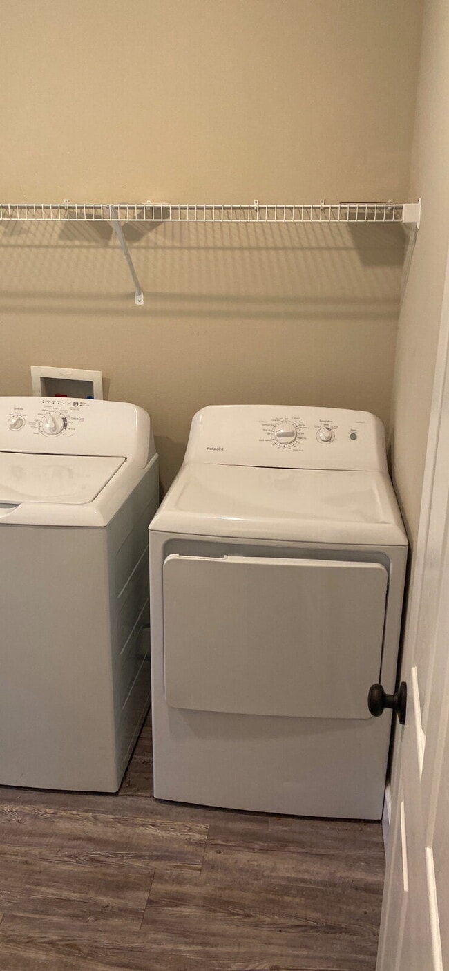 Building Photo - Now Leasing! Spacious 6-Bedroom, 6.5-Bathroom student house just minutes from campus. Only $725/m...