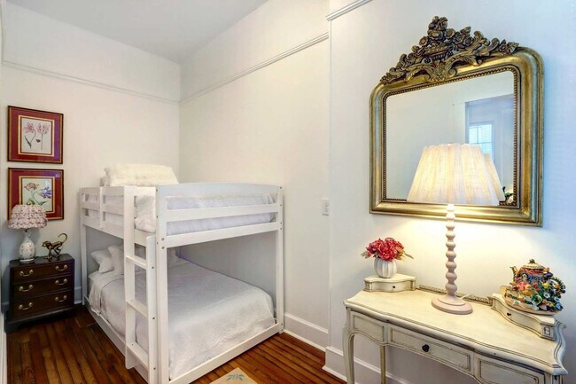 Building Photo - 306 E Victory Dr