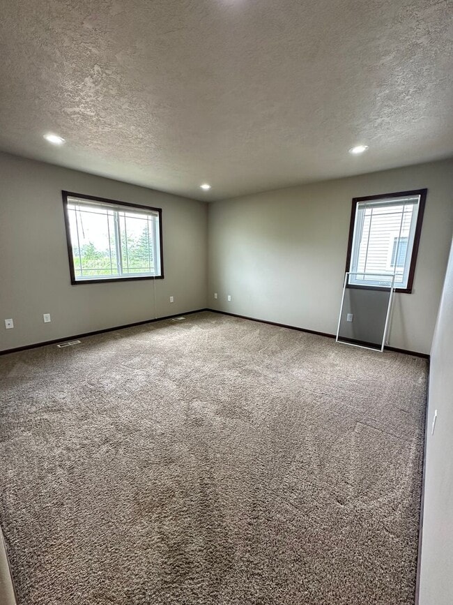 Building Photo - 3 Bedroom Townhome!