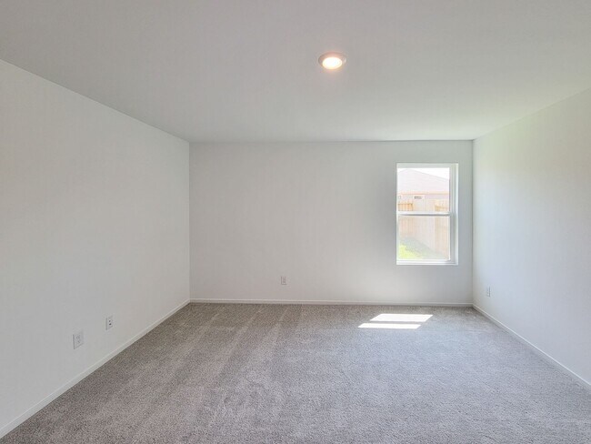 Building Photo - This single-story home shares an open layout between the kitchen, nook and family room for easy e...