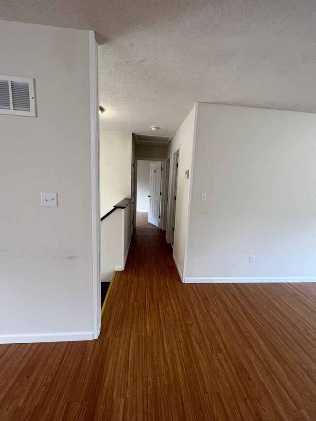 Building Photo - Large 4 Bedroom Home at I-44 and HWY 100