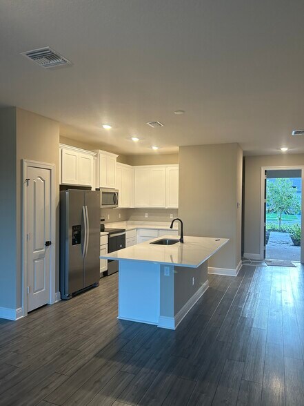 Building Photo - 1714 Party Pl