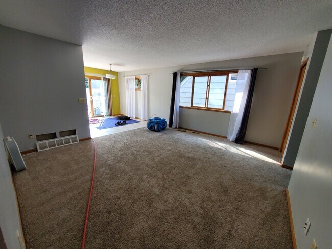 Building Photo - Gopher Nation Check out this 5 bedroom house with TWO massive living rooms