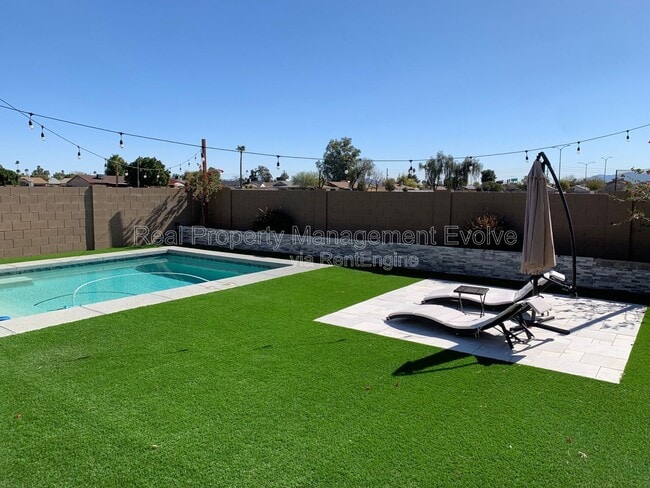 Building Photo - 8721 W MacKenzie Dr