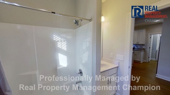 Building Photo - Beautiful Home in Hampstead on Spacious Lot