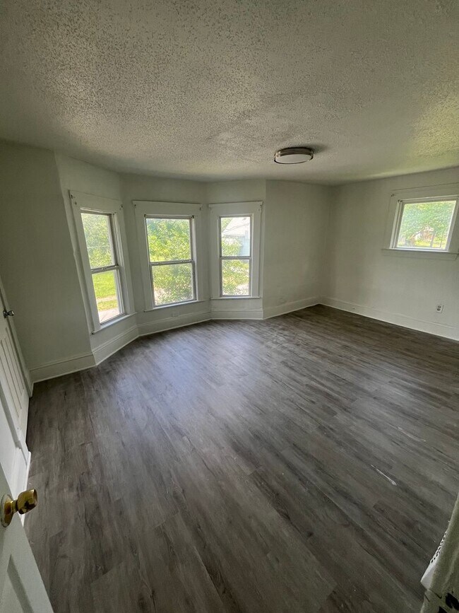Building Photo - Charming 3-bedroom home, Section 8 Accepted
