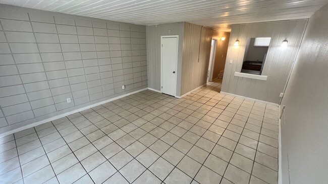 Building Photo - "Second Month of Rent FREE" Charming Studi...