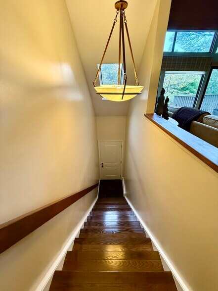 Building Photo - 1465 E Putnam Ave