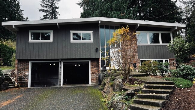 Building Photo - 505 Mt Hood Dr SW