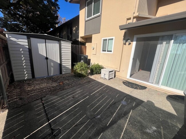 Building Photo - Spacious 4bed 2bath home available now!
