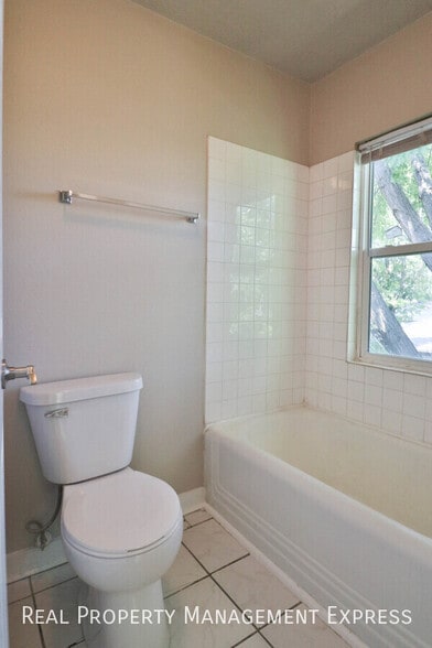 Building Photo - Great Upper level 1 Bedroom Apartment
