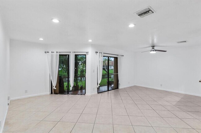 Building Photo - 1693 Cypress Pointe Dr