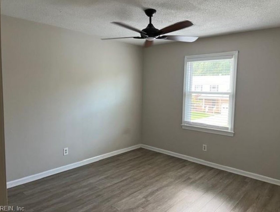 Building Photo - 710 Sir Walter Cir