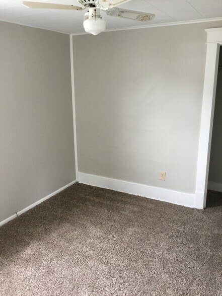 Building Photo - 1204 E 10th St