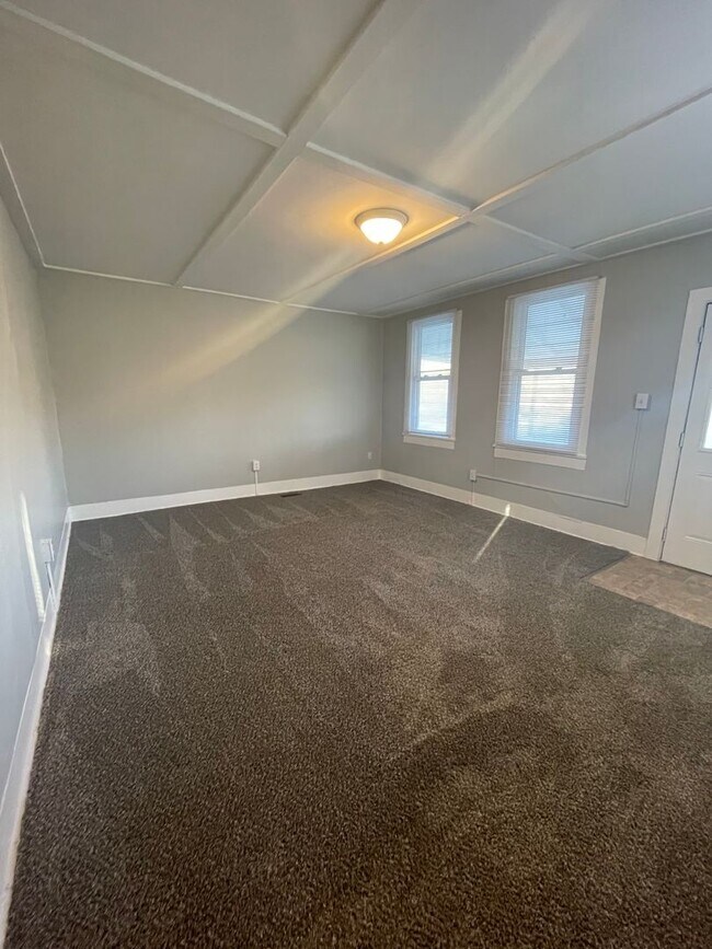 Building Photo - 3 Bedroom Quaint Single Family