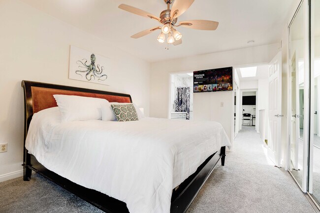 Building Photo - 832 13th St